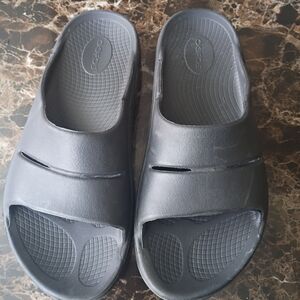 OOFOS Black Recovery Slide Sandals
